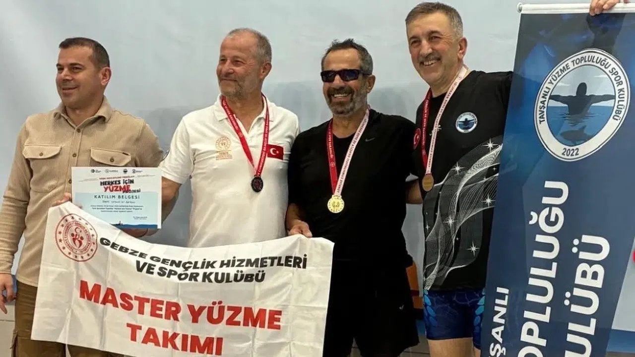 Tavşanlı’nın gururu oldu: 3 çocuk babası havuzla tanıştı, şampiyonluk kürsüsüne çıktı