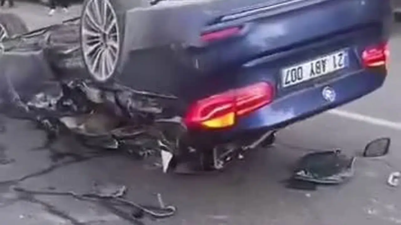 Diyarbakır’da ortalık savaş alanına döndü: Zincirleme kazada araç takla attı