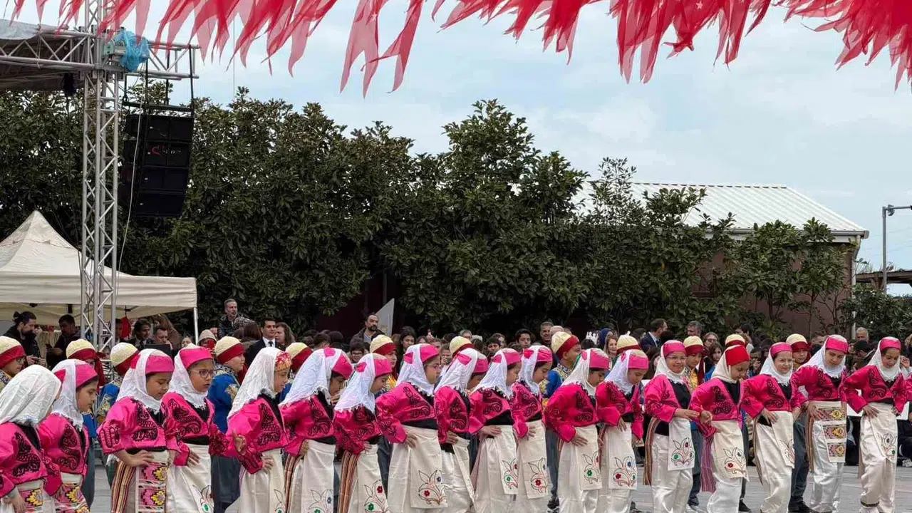 Yalova’da 23 Nisan hüzün ve coşkuyu bir arada yaşattı: Minikler bayramlarını buruk kutladı