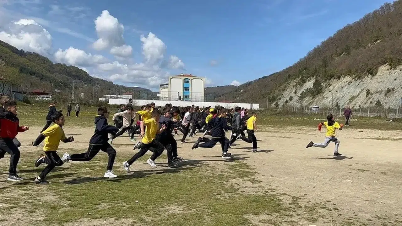 Sinop’ta minik adımlar sağlıklı geleceğe koştu: Okul bahçesi şenlik alanına döndü
