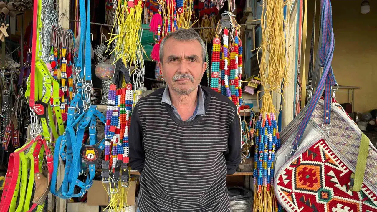 Osmaniye'nin son saraç ustası: Yarım asırlık tecrübesini köpek tasmalarıyla yaşatıyor