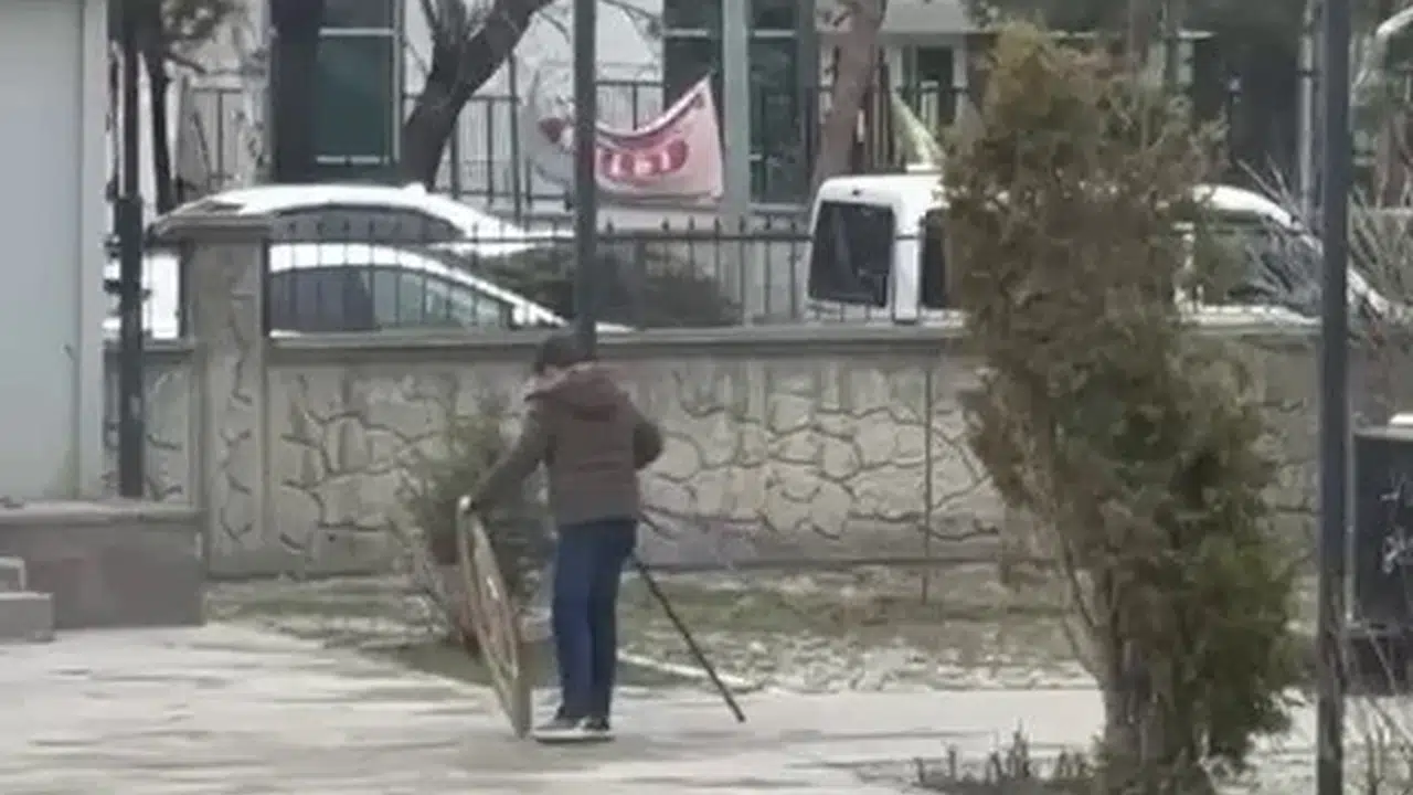 Rüzgârın devirdiği çelenge duyarsız kalmadı: 13 yaşındaki gencin örnek davranışı yürekleri ısıttı