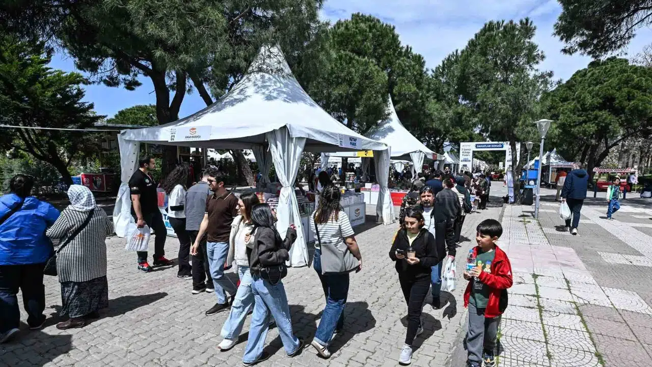 İzmir’de edebiyat rüzgarı: Kültürpark kitapseverlerin akınına uğradı