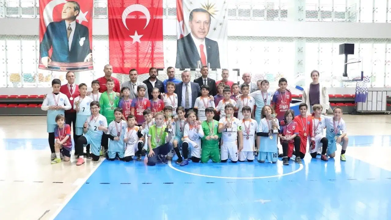 Minik ayaklar sahada devleşti: Bozüyük’te 23 Nisan coşkusu futsal finaliyle taçlandı