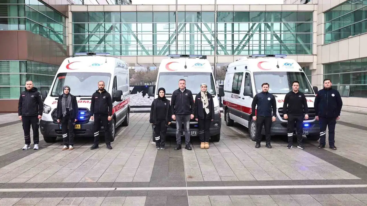 Sultangazi’de hasta yakınlarının omuzlarındaki yük hafifledi: Yatağa bağımlı vatandaşlara ücretsiz ulaşım desteği