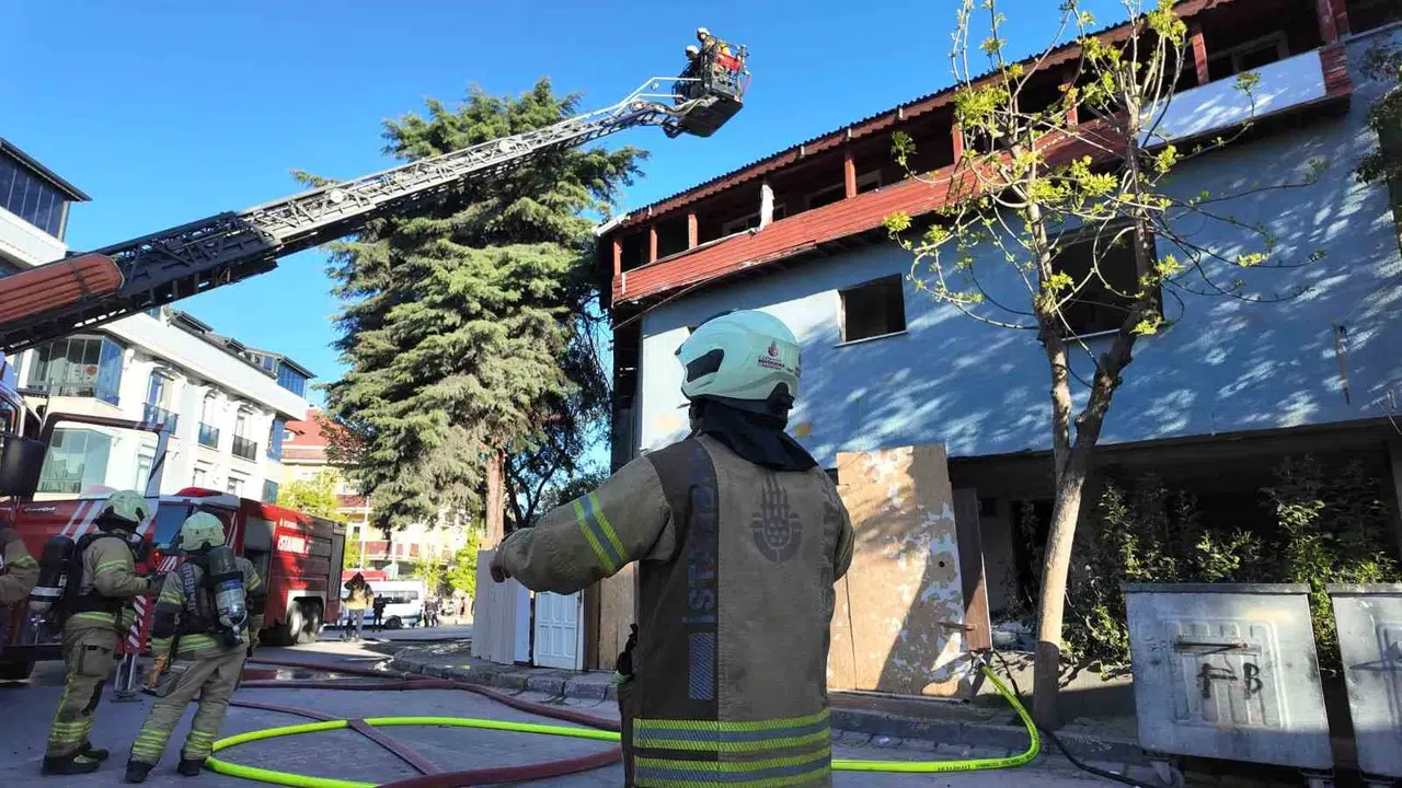 Avcılar’da korkutan yangın: Kentsel dönüşüm binasından yükselen dumanlar gökyüzünü kapladı