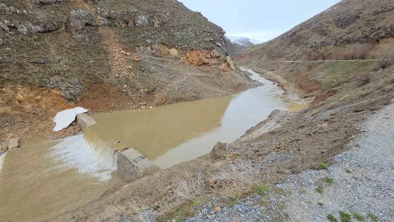 Bahçesaray’da alarm zilleri çalıyor: Dere yatağındaki bent patladı, bölge teyakkuza geçti