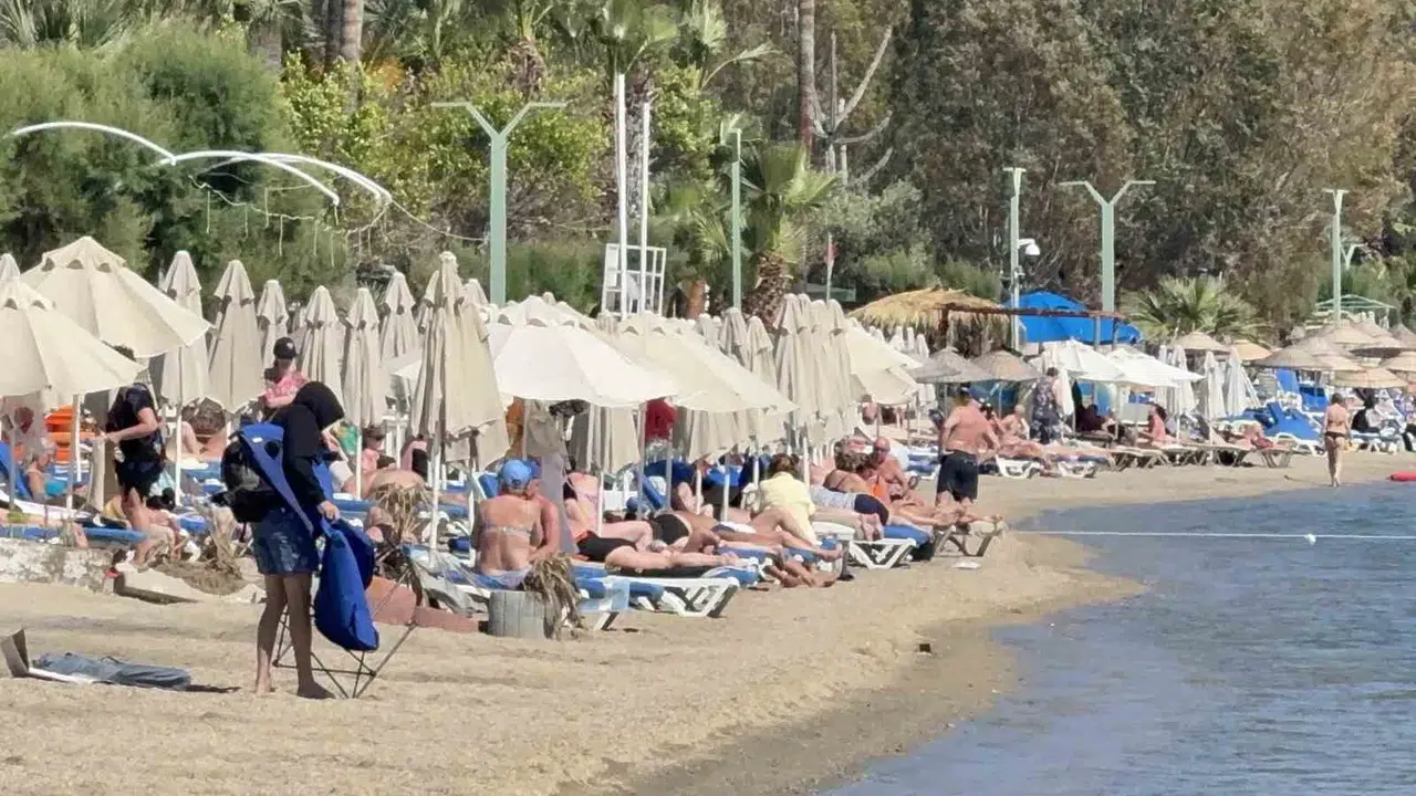 Bodrum'da takvimler baharı gösterse de sahil şeridi yazı yaşıyor: Termometreler 26 dereceyi gördü, turistler denize koştu