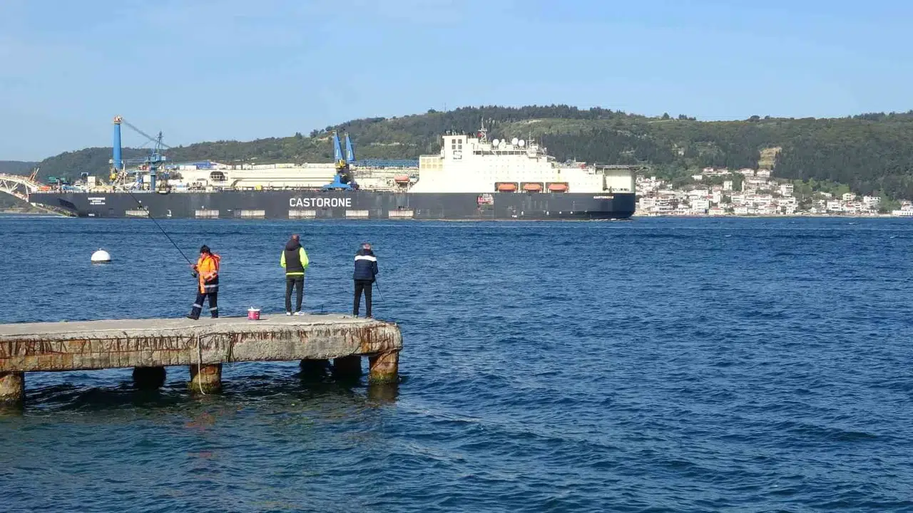 Devasa gövdesiyle Çanakkale Boğazı’nı kilitledi: Denizlerin devi Castorone geçişini tamamladı