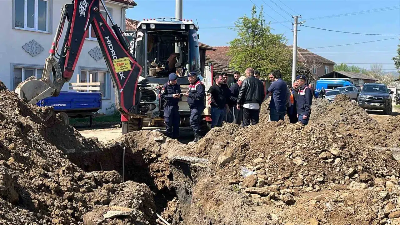 Düzce'de korku dolu anlar: İSKİ çalışmasında toprak altında kalan işçi hayata tutundu