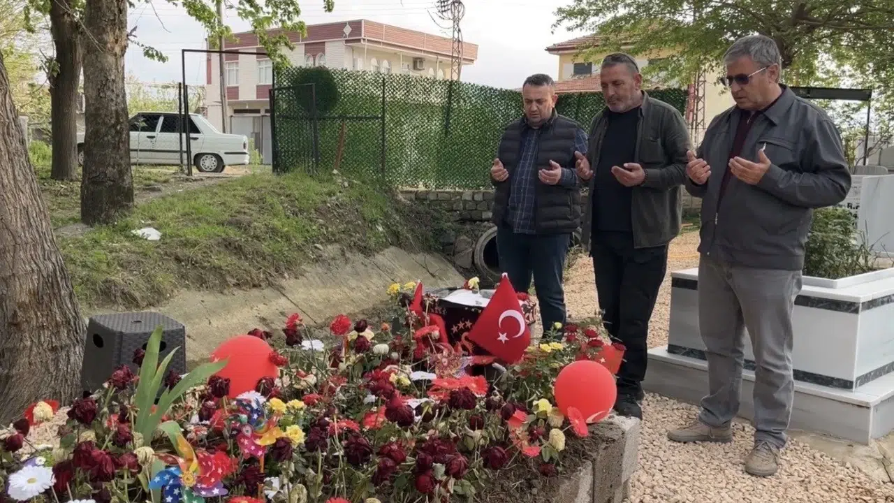 Küçük Adnan’ın mezarı çiçeklerle değil mektuplarla doldu: 23 Nisan’da bayramı kutlayamadı ama arkadaşları onu yalnız bırakmadı