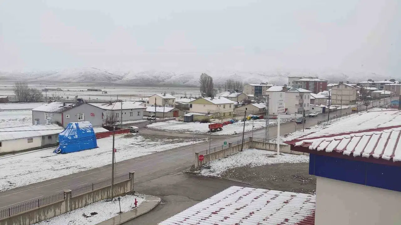 Nisan ayında kış geri döndü: Bayburt'ta yüksek kesimler beyaza büründü