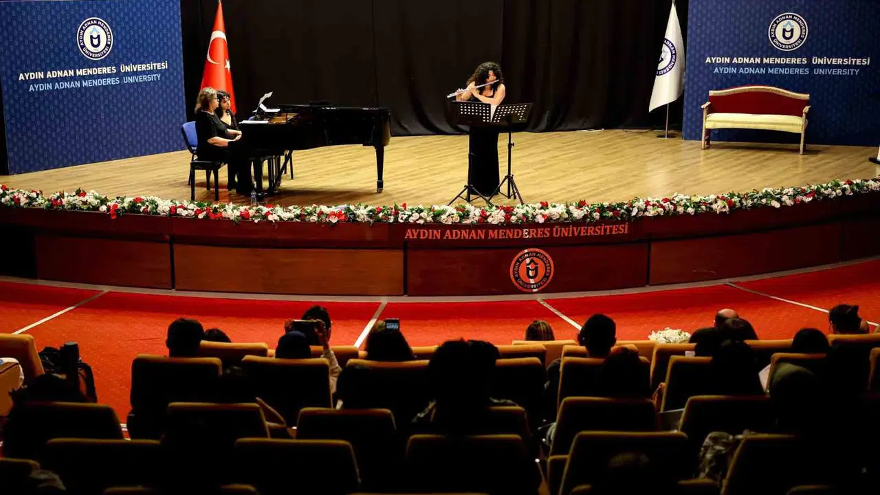 Sahne onların, alkışlar genç yeteneklerin: ADÜ’de müzik ziyafeti