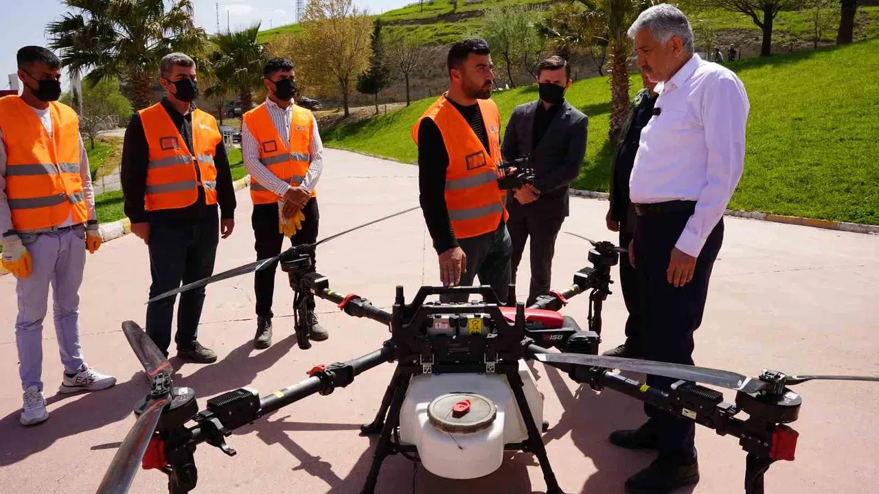 Kahta’da haşereye karşı teknolojik kalkan: Dronlar gökyüzünden ilaçlıyor