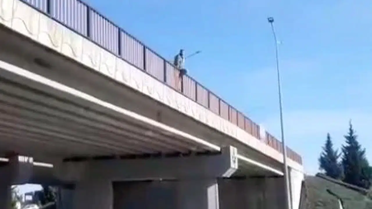 Eskişehir’de yürekleri ağza getiren anlar: Köprüdeki intihar girişimi trafiği kilitledi