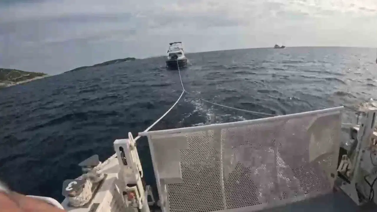 Kuşadası açıklarında korku dolu anlar: Motoru bozulan teknedekiler için seferber oldular