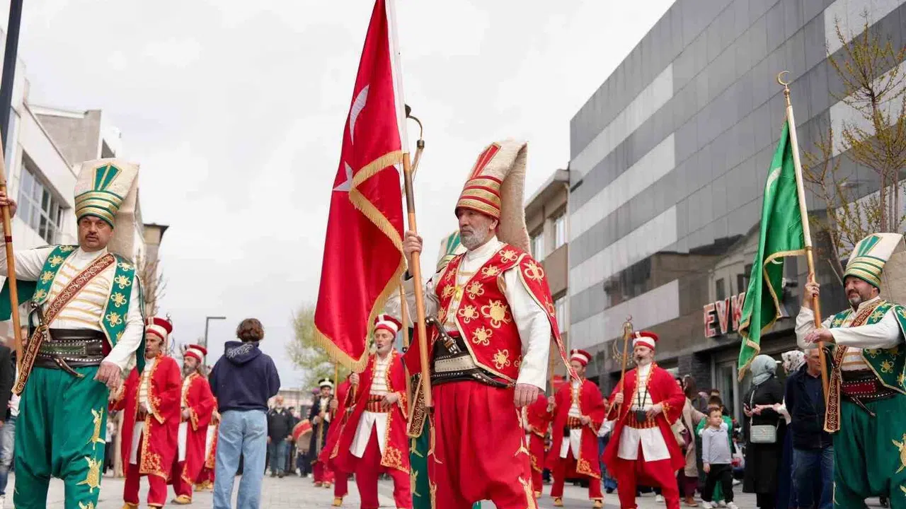 Düzce’nin kalbinde tarihi yankı: Mehteran gösterisi caddeleri inletti
