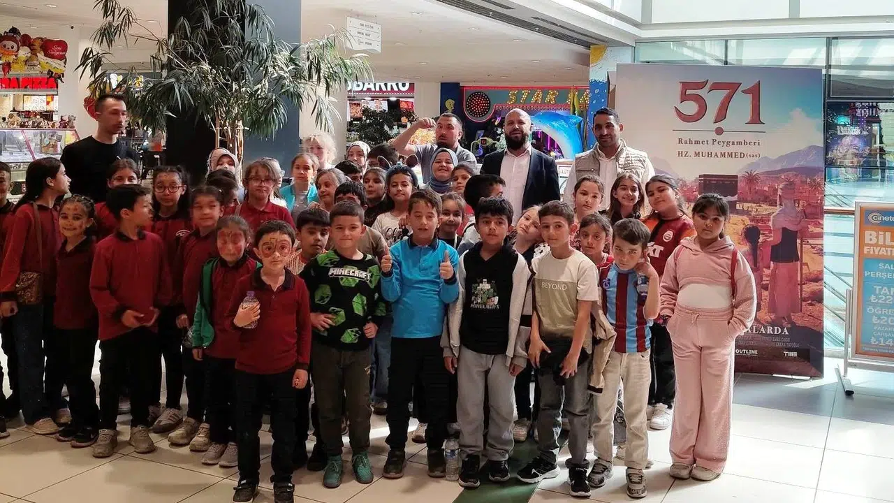 Minik kalplerde Peygamber sevgisi: Aslanapa’da beyaz perdeyle manevi yolculuk