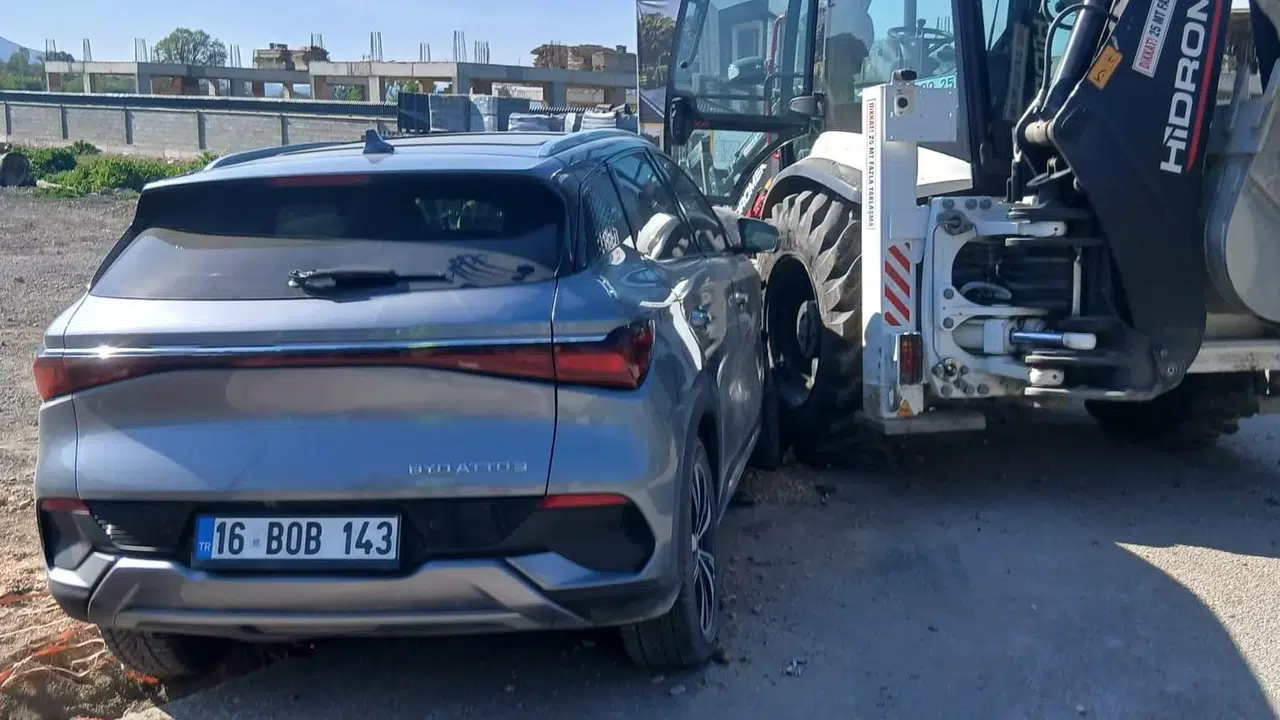 İnegöl yolunda korkutan kaza: Genç sürücü altyapı çalışması yapan iş makinesine çarptı