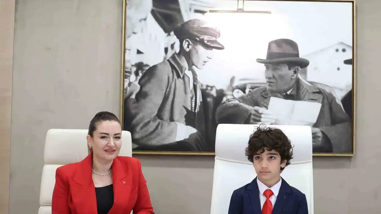 Antalya'da 23 Nisan coşkusu: Küçük başkan koltuğa oturdu, ilk talimatını verdi