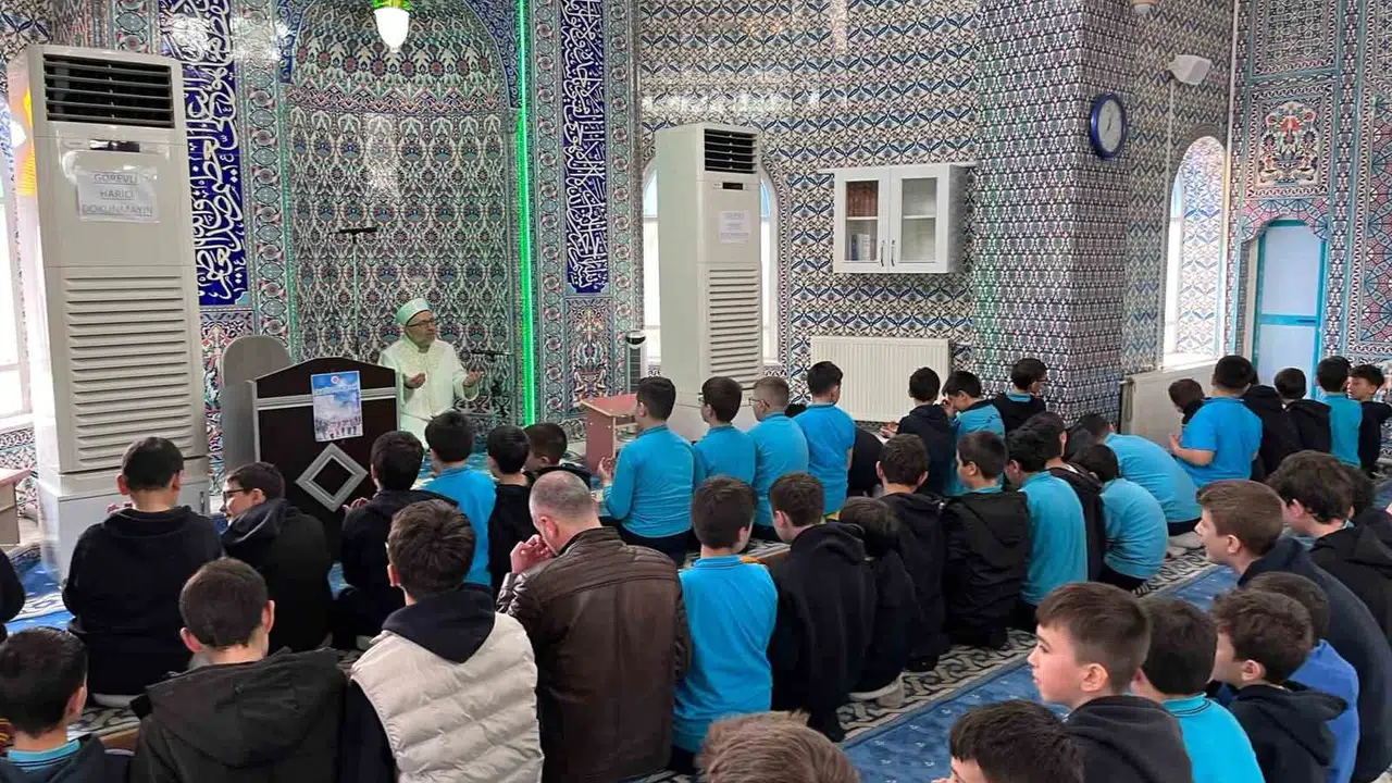 Kütahya’da camiler şenlik alanına dönüştü: Öğrenciler hem eğleniyor hem öğreniyor