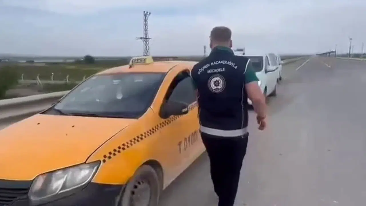 Taksi kılığında insan kaçakçılığı: 334 bin liralık ceza kesildi, organizatörler cezaevini boyladı
