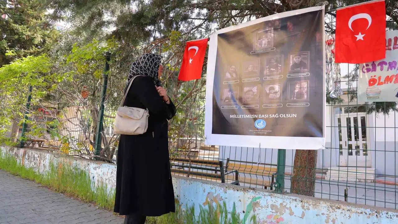 Acı okulun kapısında dua ile yankılandı: 65 yaşındaki Fatma teyze gözyaşlarına boğuldu