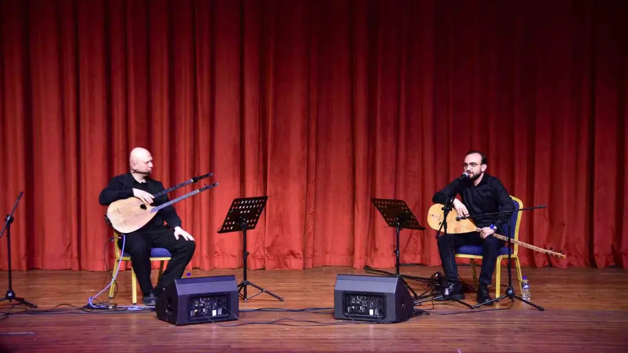 Atakum’da türkü rüzgarı: Hemşehri sanatçılar 23 Nisan coşkusunu zirveye taşıdı