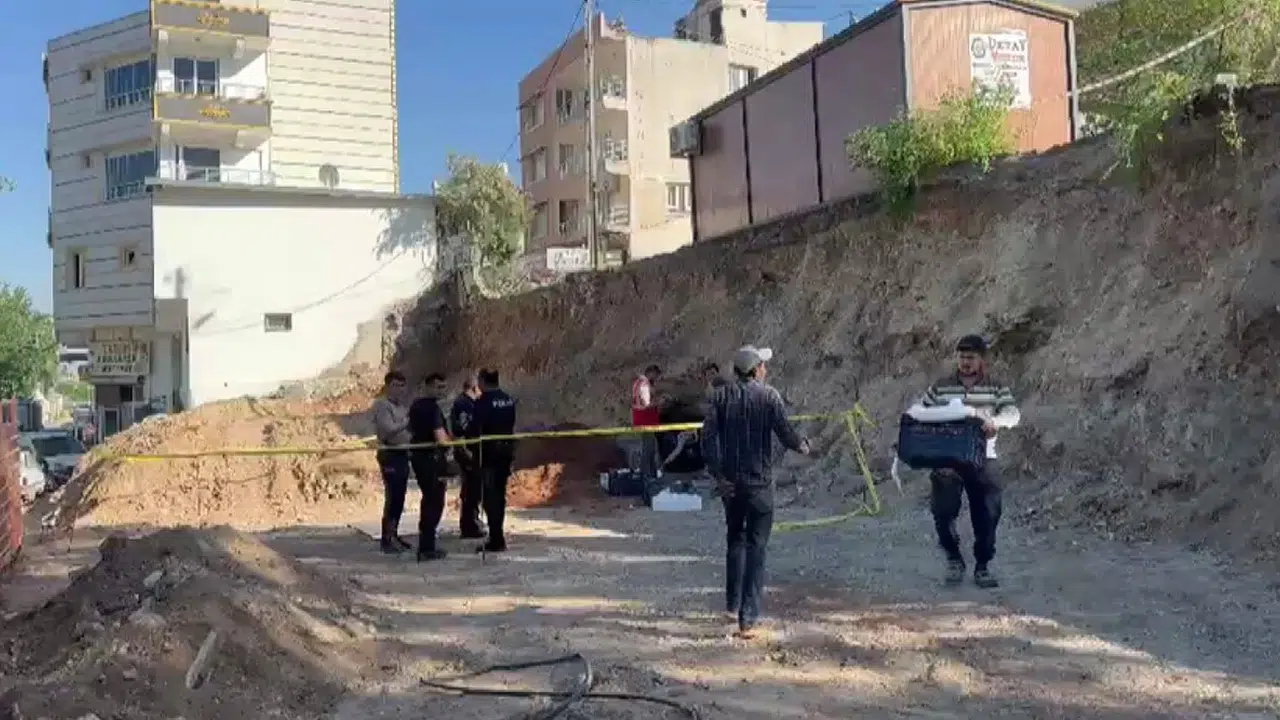 Kepçenin ucuna takılan tarih: Kırıkhan’da belediye çalışması sırasında Roma dönemine ait kaya mezarı ortaya çıktı