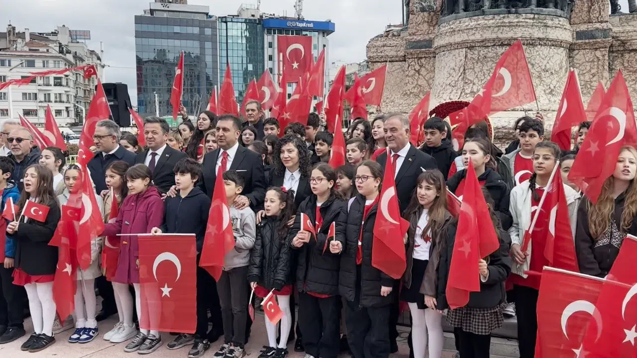 Taksim’de 23 Nisan coşkusu: Miniklerin bayram sevinci meydanı inletti