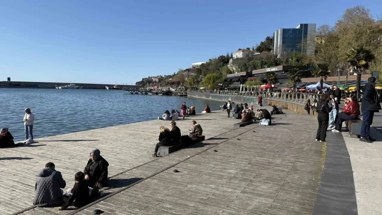 Zonguldak’ta bahar provası: Güneşli havayı gören kendini sahile attı