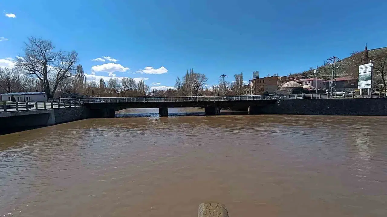 Kars’ın tarihi dokusuna beton gölge: Vali Polat’tan köprü için radikal çıkış
