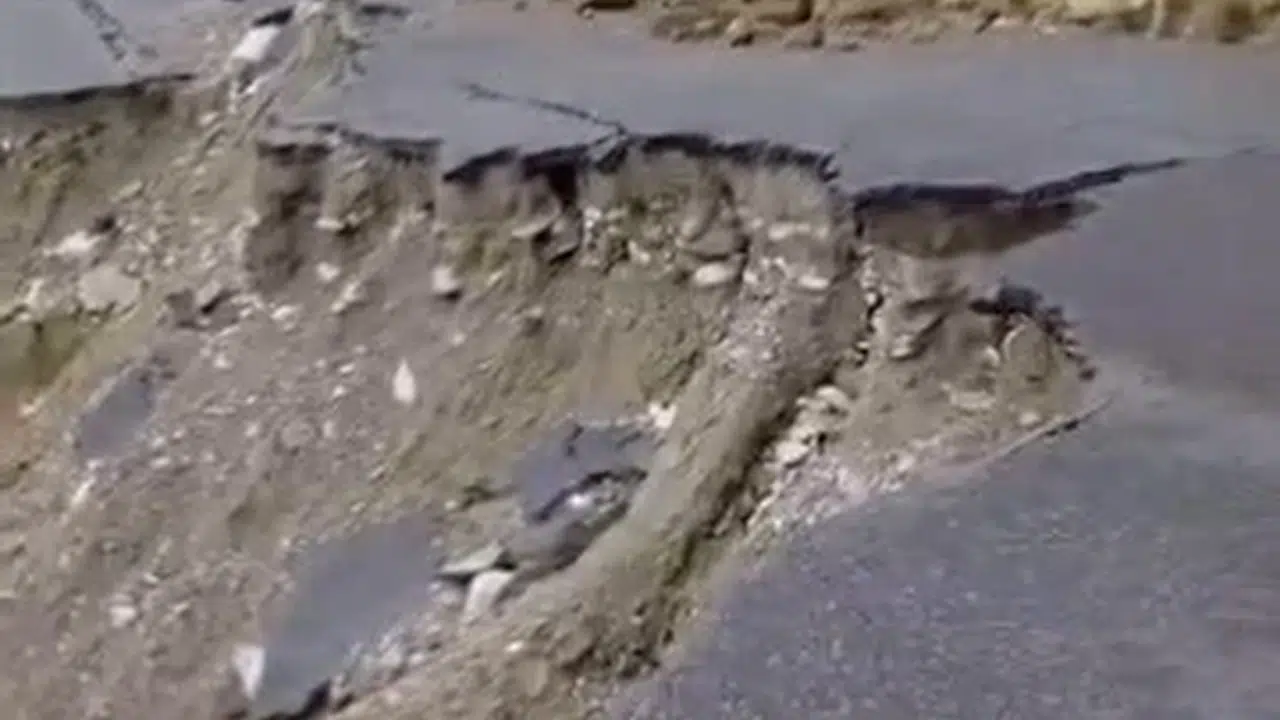 Daha dün asfaltlanmıştı: Sinop’ta heyelan köy yolunu yuttu