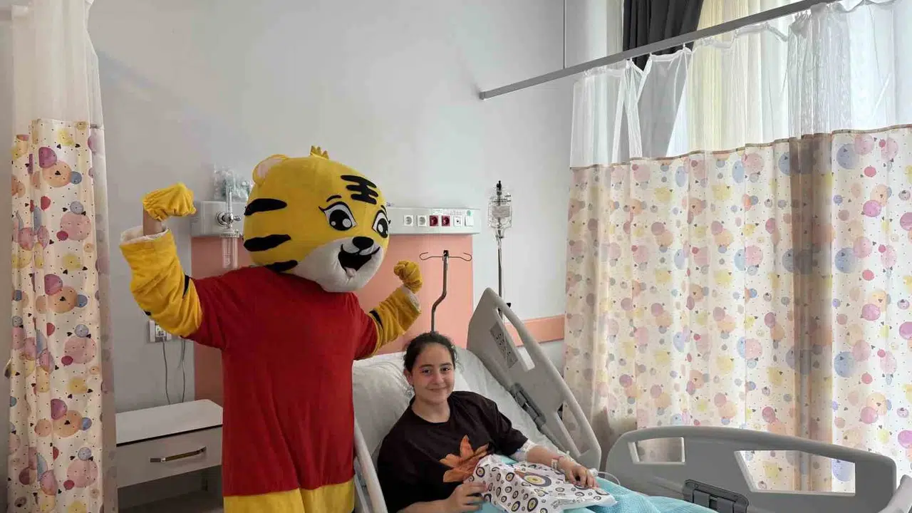 Hastane koridorlarında yaban hayatı rüzgarı: Minik yüreklere kaplanlı sürpriz