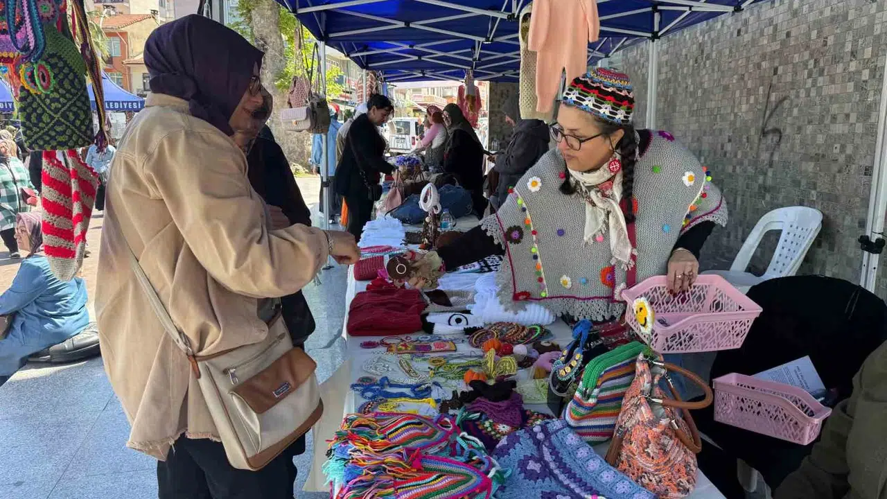 Gölcük’te sanat rüzgarı: Renkli İlmekler el emeğiyle buluştu