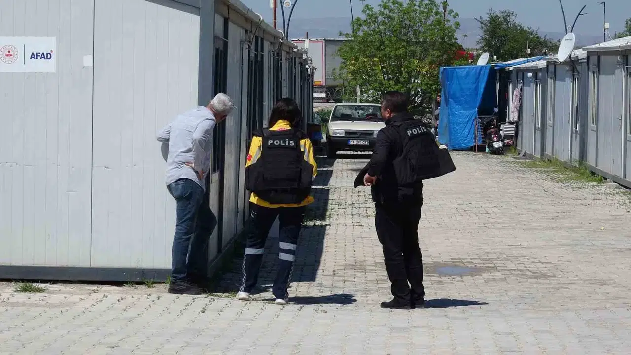 Konteyner kentte kriz: Tedaviyi reddedip kendini kilitledi, ekipler seferber oldu