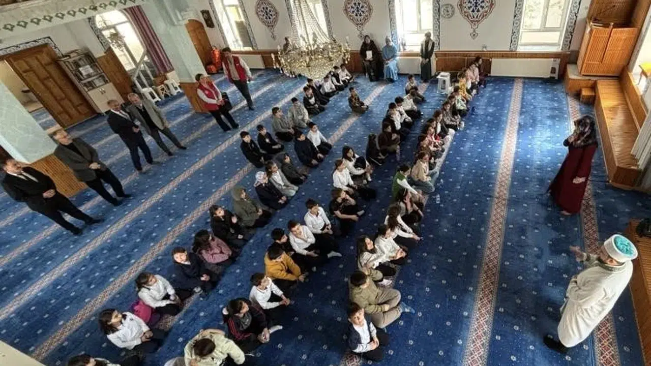 Bilecik’te camiler şenlik alanına dönüştü: Öğrenciler hem öğrendi hem eğlendi