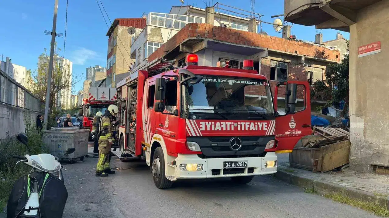 Küçükçekmece’de korkutan yangın: İtfaiye ekipleri alevlere geçit vermedi