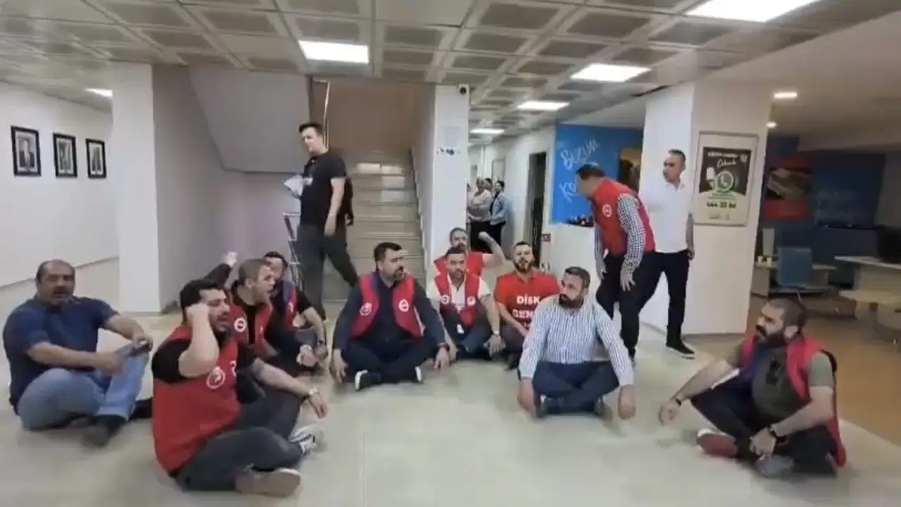 İzmir’de belediye koridorlarında ses yükseldi: 15 aydır ödenmeyen haklar için oturma eylemi başlattılar