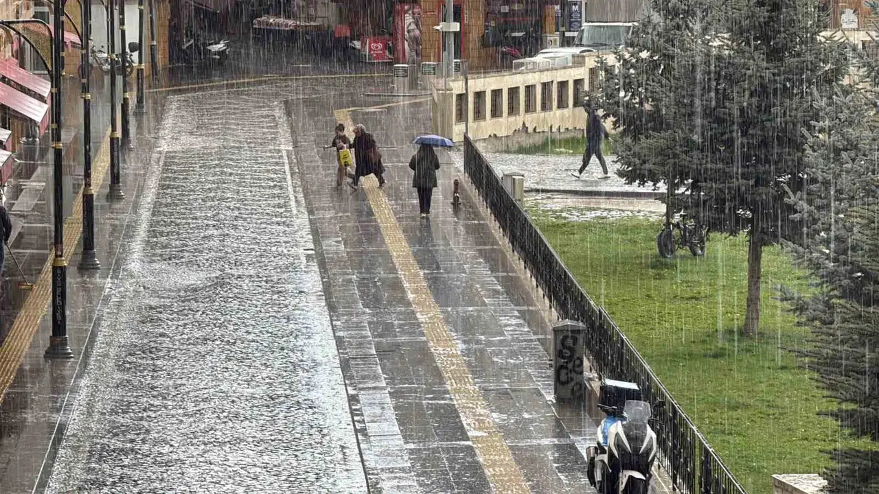 Sivas’ta gökyüzü karardı, hayat felç oldu: Hazırlıksız yakalananlar kaçacak delik aradı