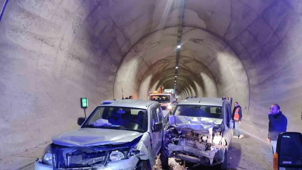 Artvin’de tünel içinde dehşet anları: İki kamyonet kafa kafaya çarpıştı, 7 kişi hastanelik oldu