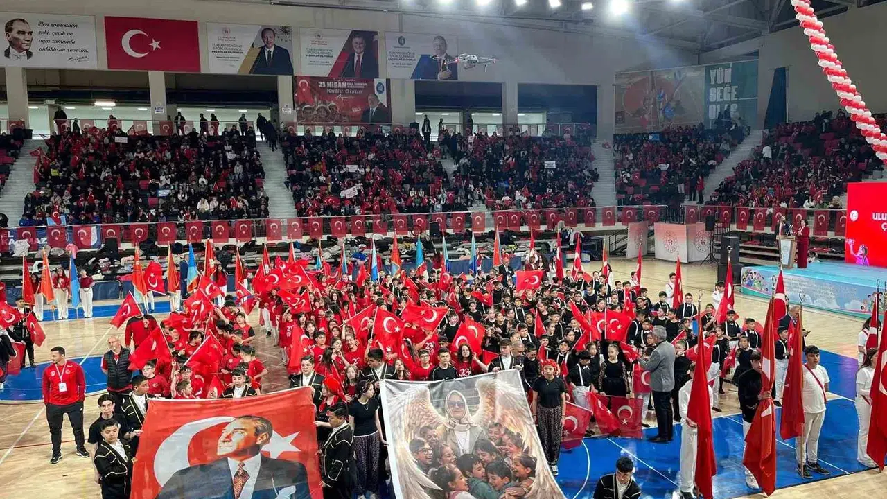 Çorum’da 23 Nisan coşkusu: Miniklerden anlamlı ve duygusal mesaj