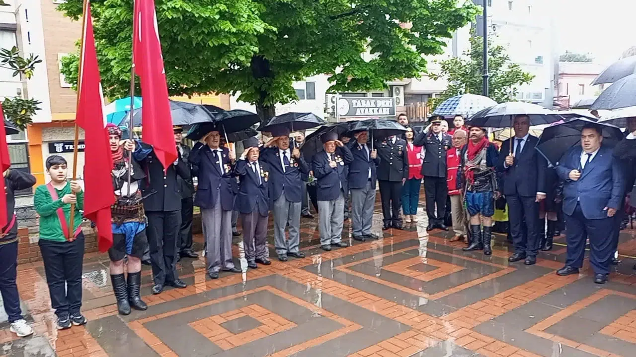 Nazilli’de yağmur coşkuyu engelleyemedi: 23 Nisan meydanlarda kutlandı