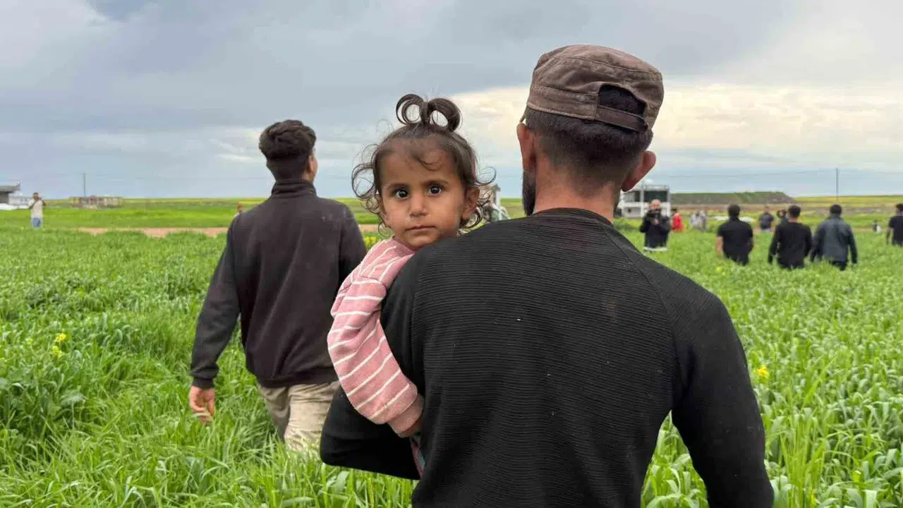 Diyarbakır'da korkulu bekleyiş mutlu bitti: Minik Yazgül tarlada uyurken bulundu