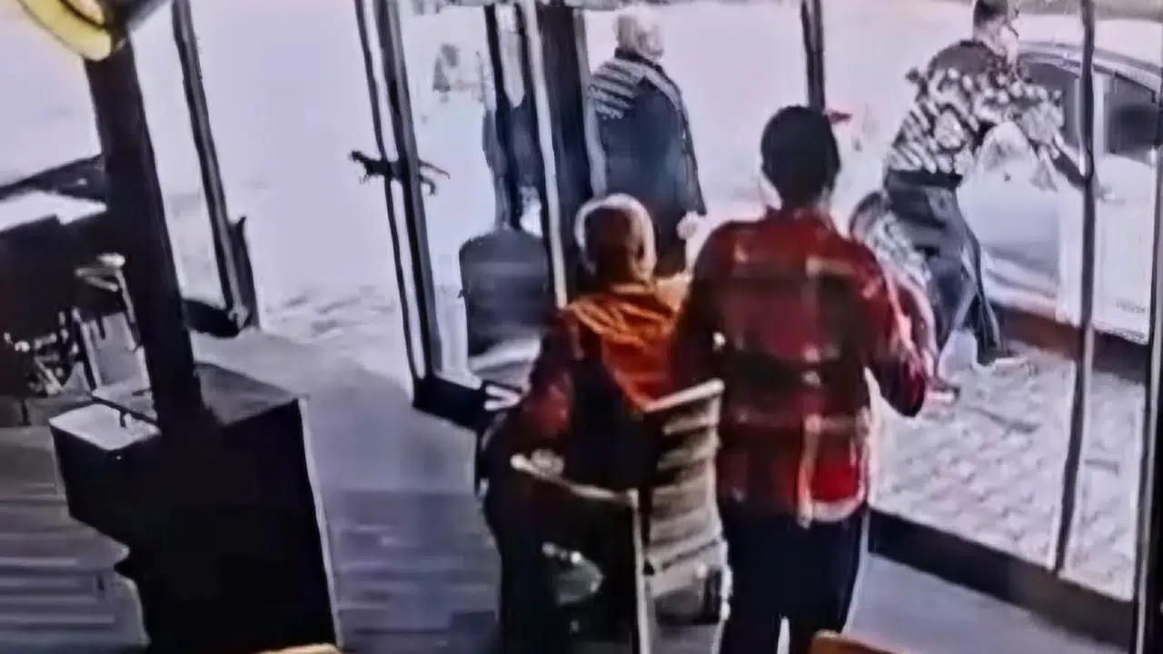 Saniyelerle yarıştı, büyük bir felaketi engelledi: Kontrolden çıkan araca kahramanca müdahale