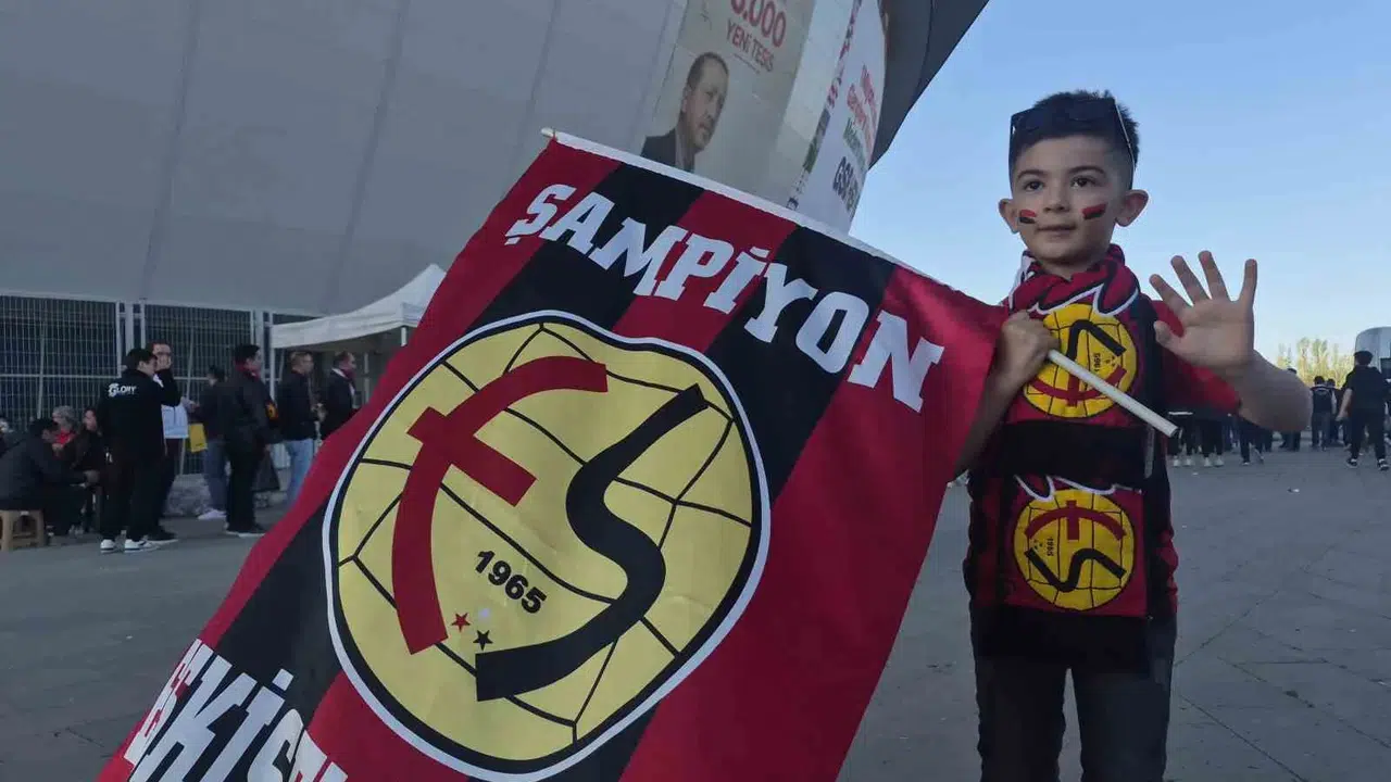 Su tabancası hayallerinden vazgeçip kumbarasını Eskişehirspor’a verdi: Küçük taraftarın büyük sadakati