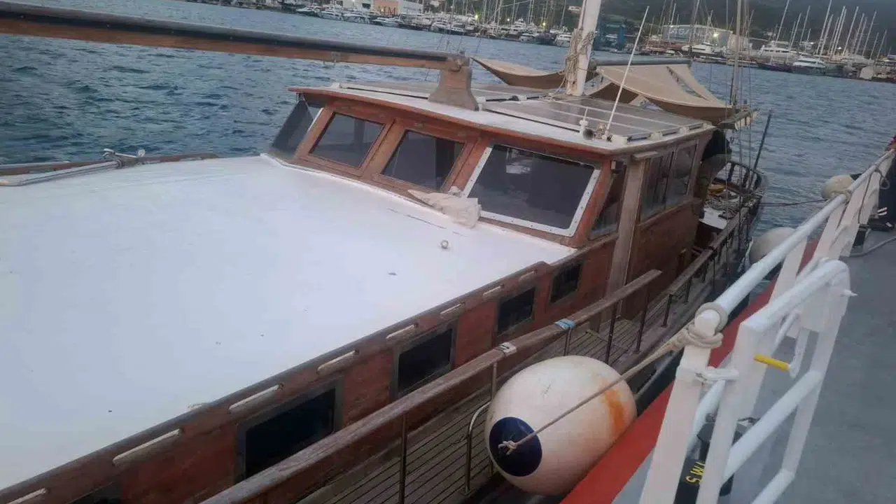 Bodrum açıklarında korku dolu anlar: Su alan teknedeki 3 kişi ölümden döndü