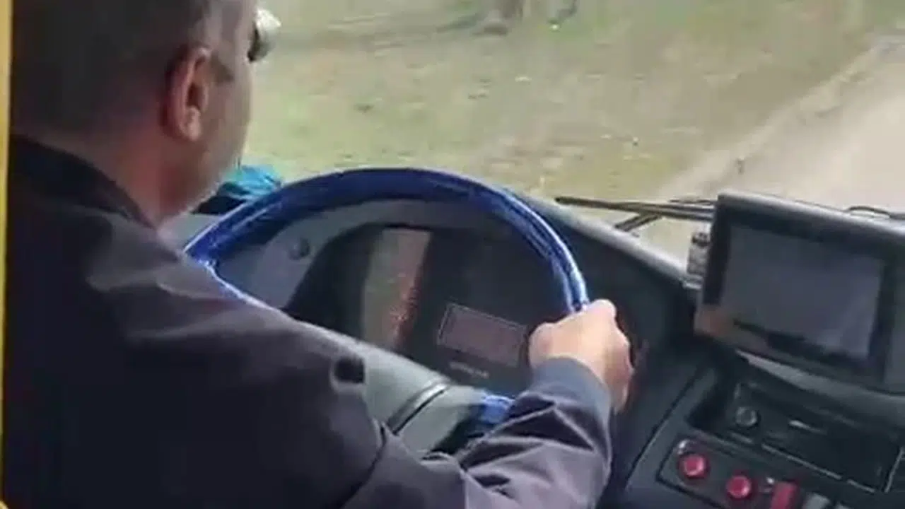 Sınav stresi yaşayan öğrenciye şoförden hayat kurtaran dokunuş: Zamanla yarışıp yetişmesini sağladı