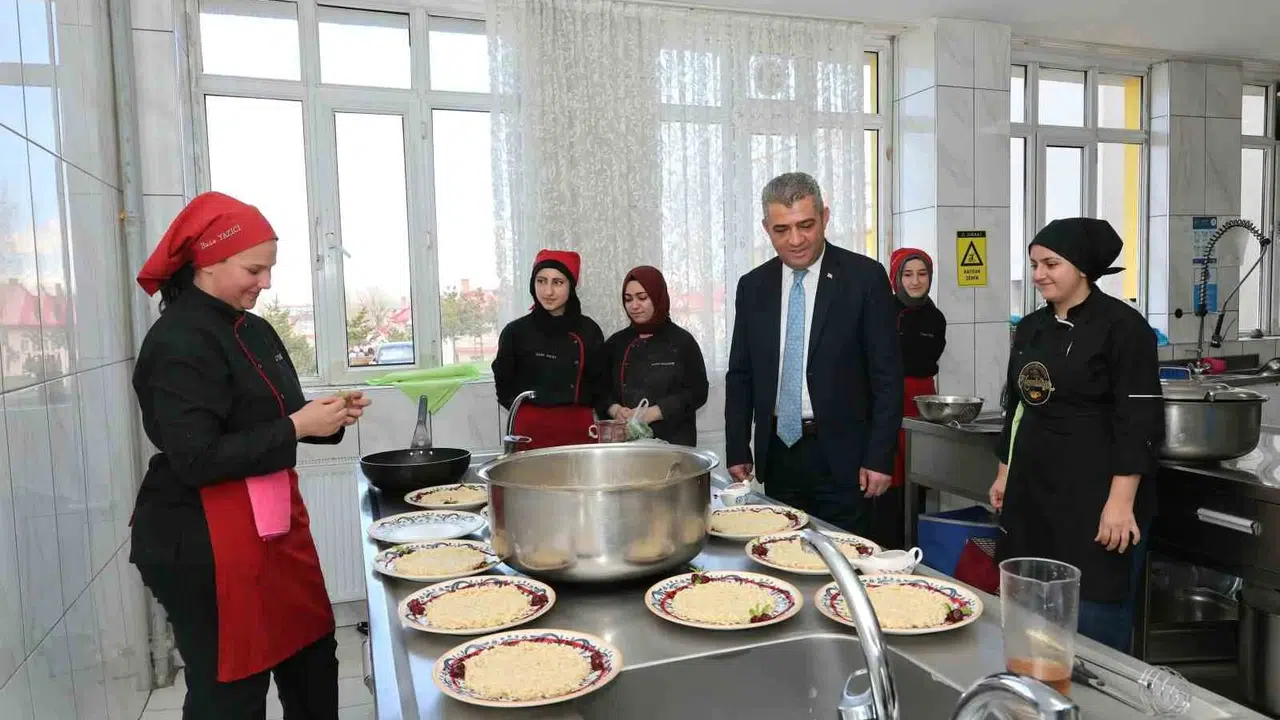 Erzurum’un mutfak elçileri Elazığ’da zirveye yerleşti: Genç şeflerden çifte madalya gururu