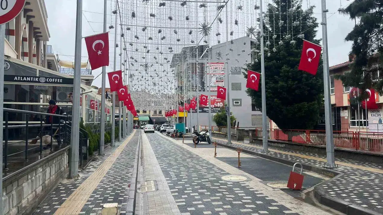 Süpürgesiyle bayrağa selam durdu: Temizlik işçisinin örnek hareketi gönülleri fethetti